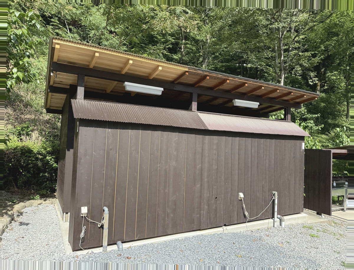 古墳エリア下 トイレ外観
