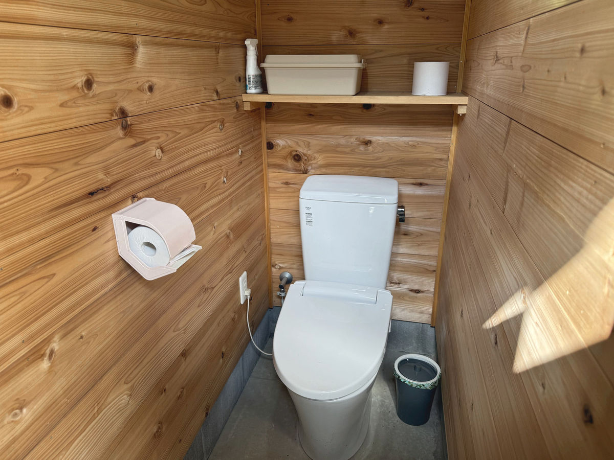古墳エリア下 トイレ内観