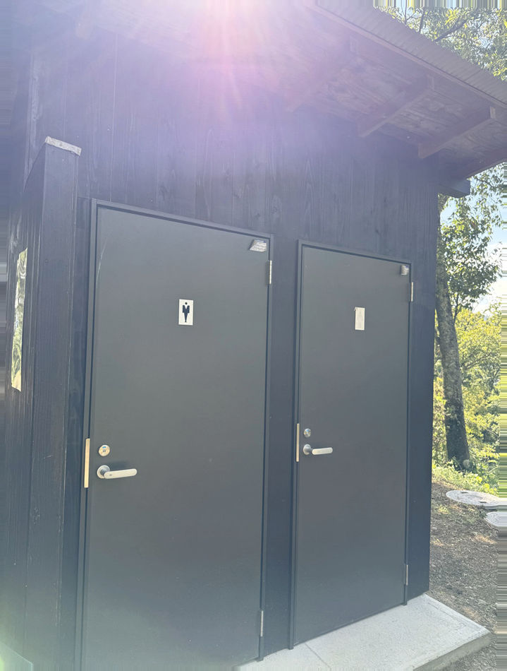 古墳エリア上 トイレ外観