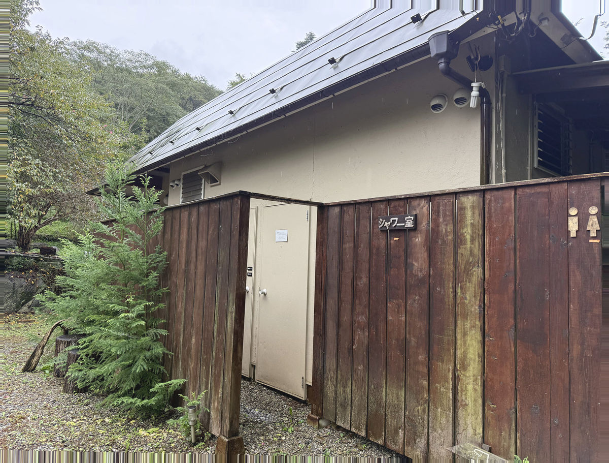 里カフェ前 トイレ外観