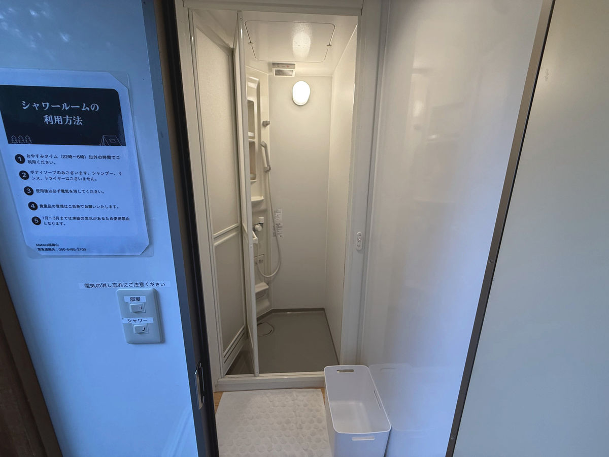 里カフェ前 シャワールーム内観